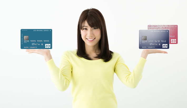 JCB CARD R/JCB CARD Wを比較する女性