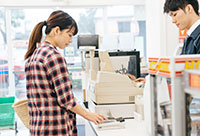 コンビニで買い物する女性