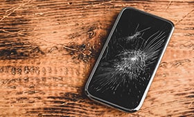 JCBスマートフォン保険が修理費用、再調達費用を補償する際の事故イメージ
