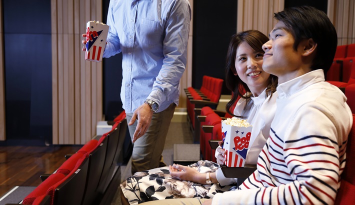 映画館のクレジットカード割引で映画をお得に観るカップル